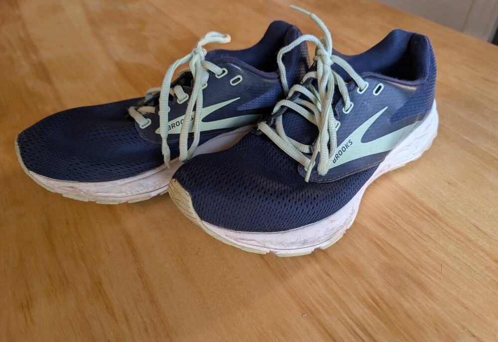 Woman's Navy Blue And Green Brooks Range Size 8.5 Medium B